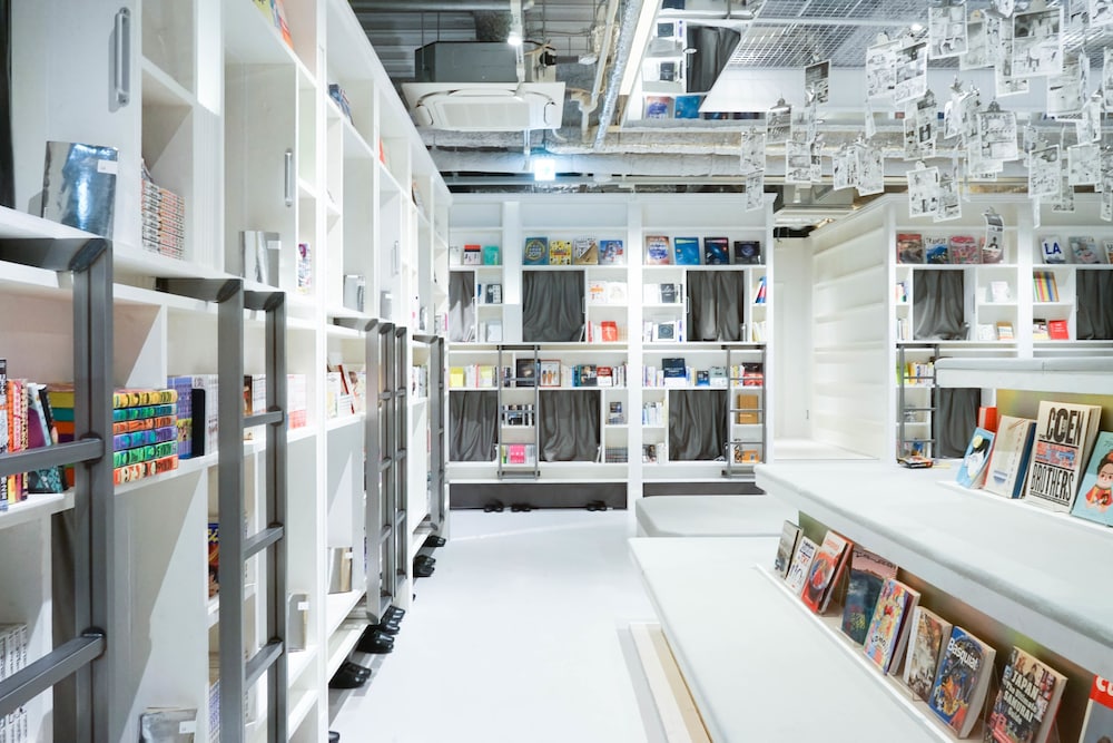 ドミトリールーム 男女共用 ダブル リビング エリア3 | BOOK AND BED TOKYO 心斎橋店