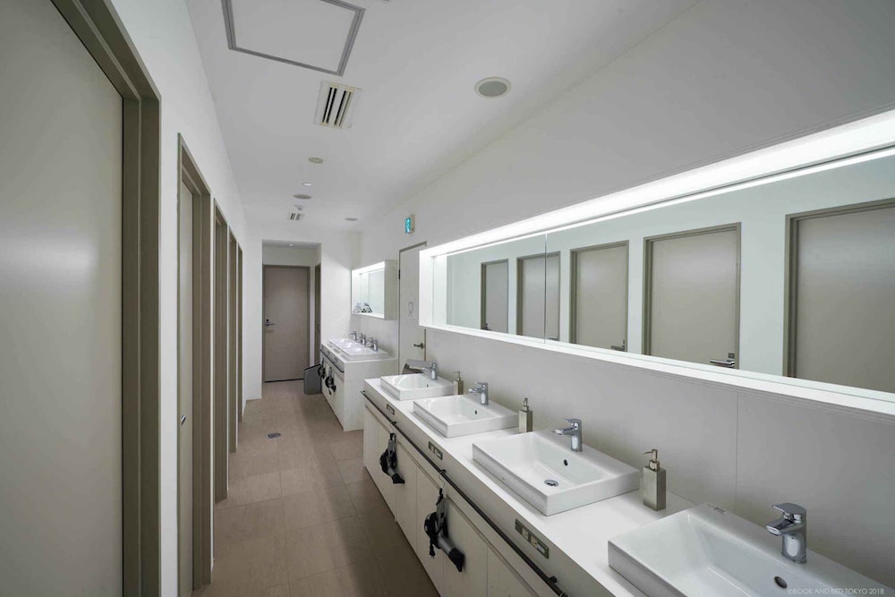 ドミトリールーム 男女共用 ダブル バスルーム0 | BOOK AND BED TOKYO 心斎橋店