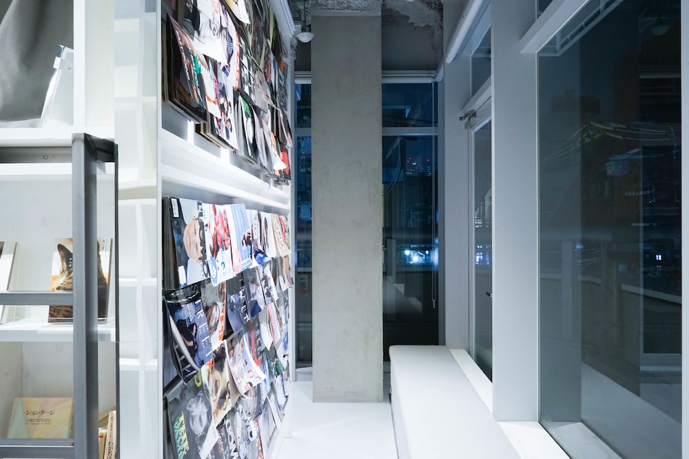 ドミトリールーム 男女共用 ダブル リビング エリア7 | BOOK AND BED TOKYO 心斎橋店