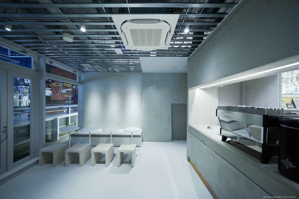 ドミトリールーム 男女共用 ダブル 客室内のダイニングエリア0 | BOOK AND BED TOKYO 心斎橋店