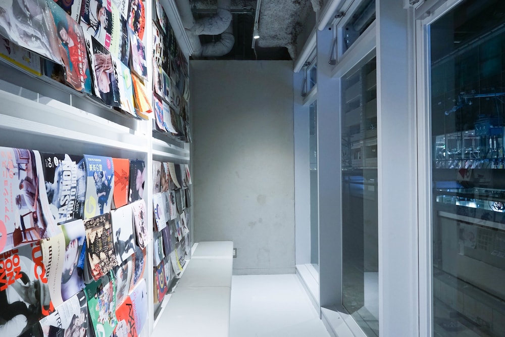 ドミトリールーム 男女共用 ダブル リビング エリア5 | BOOK AND BED TOKYO 心斎橋店