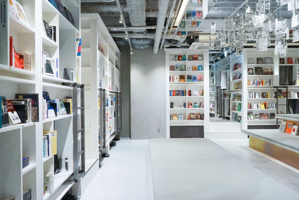 共同ドミトリー 2 ベッドルーム リビング エリア6 | BOOK AND BED TOKYO 心斎橋店