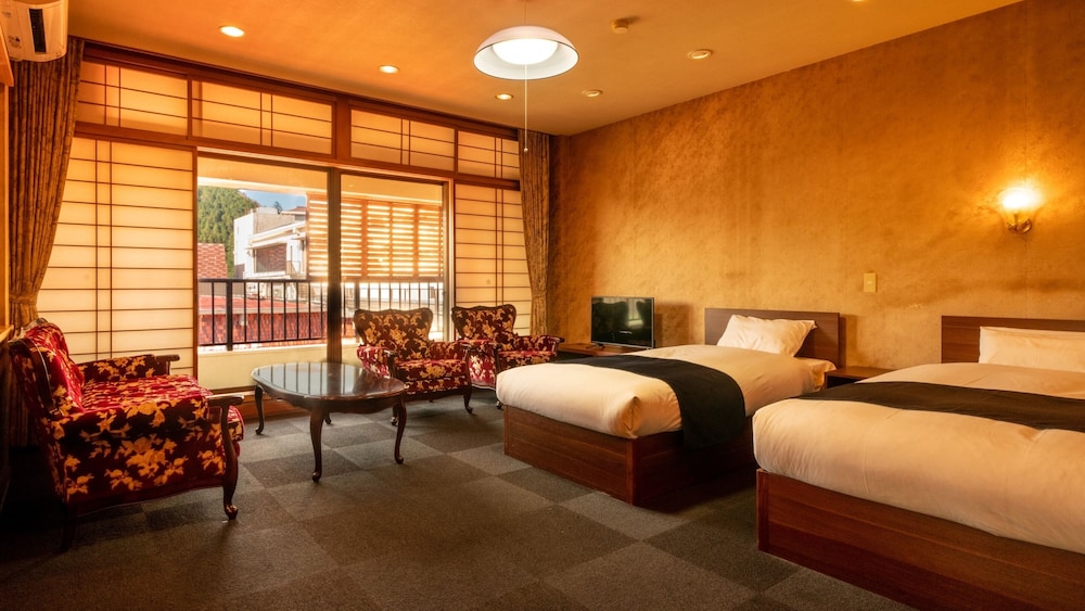 [禁煙] ジュニアスイート和洋室ツイン3間 内風呂あり(シティビュー) 客室1 | 大江戸温泉物語 雲仙東洋館