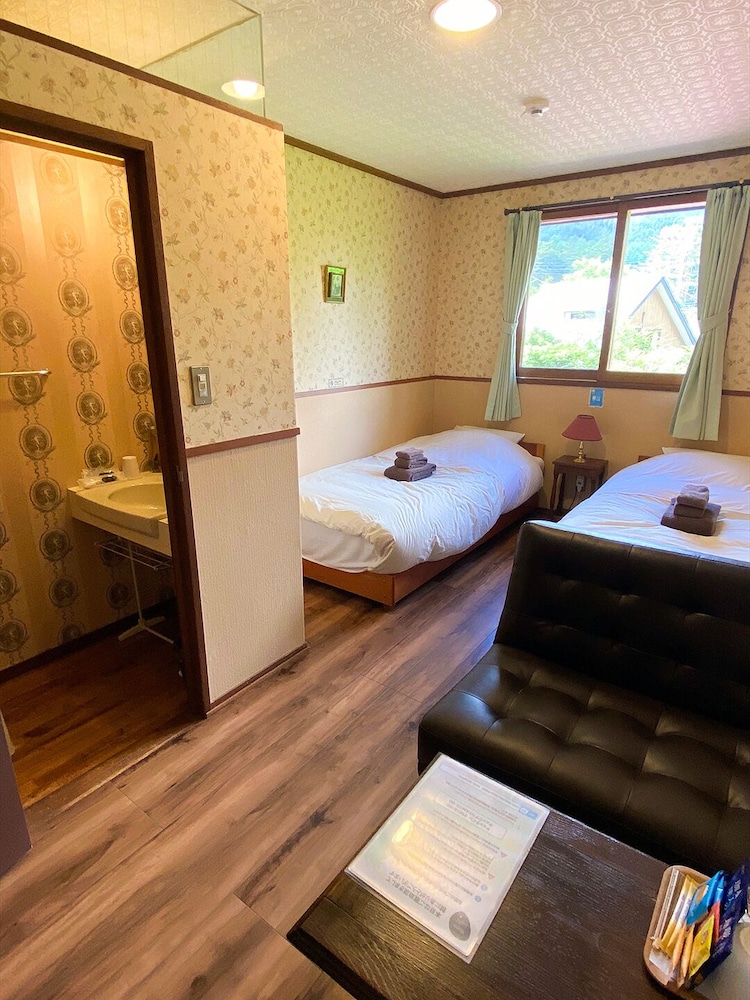 洋室ツイン 共用バスルーム 客室1 | ペンション ムーンライト