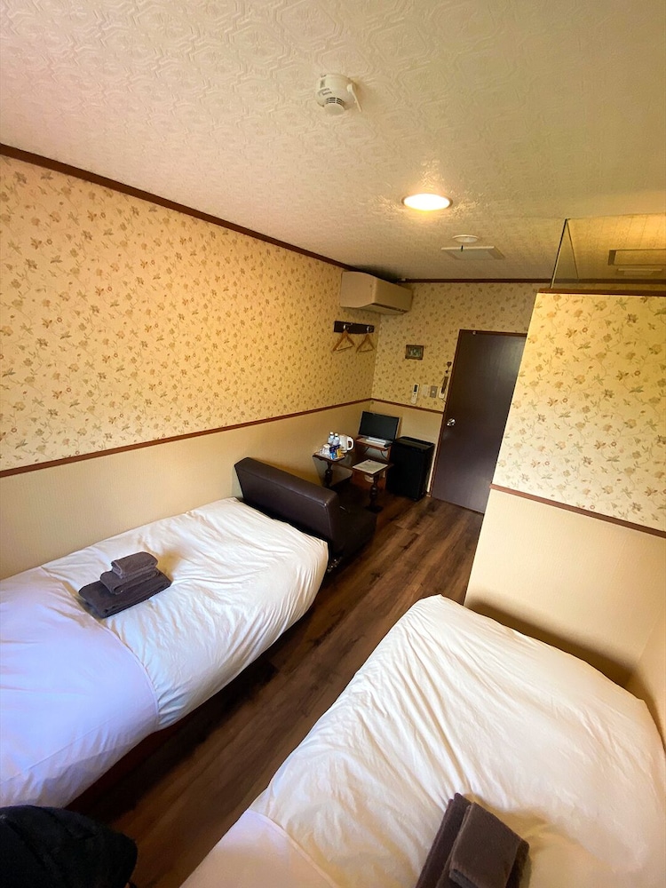 洋室ツイン 共用バスルーム | ペンション ムーンライト