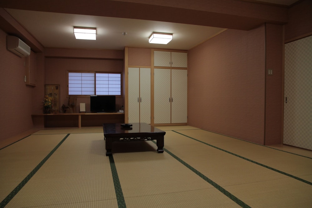 和室18畳 共用バスルーム 客室1 | 今里旅館