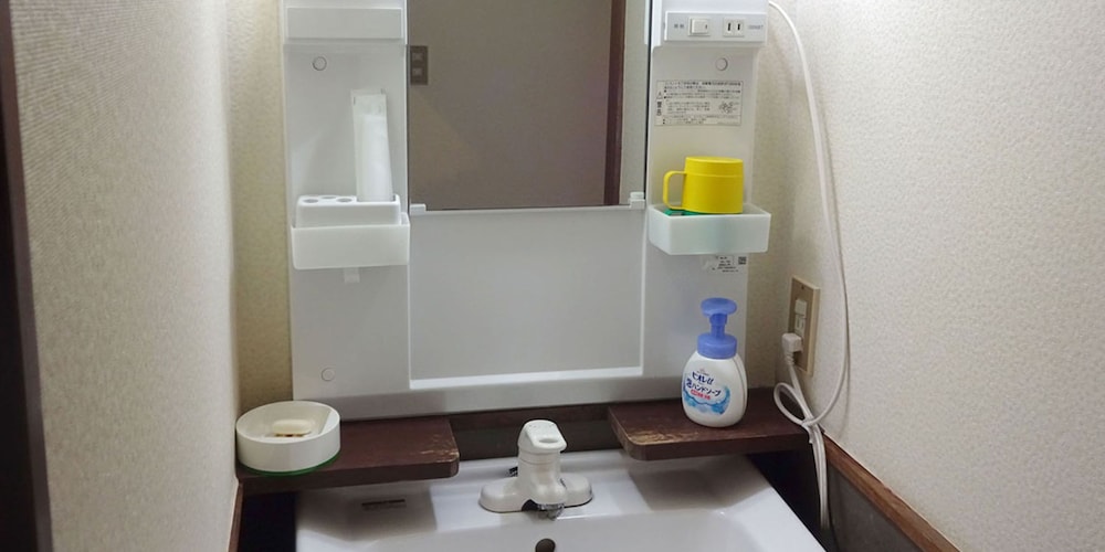 和室10畳 共用バスルーム バスルームのシンク0 | 今里旅館