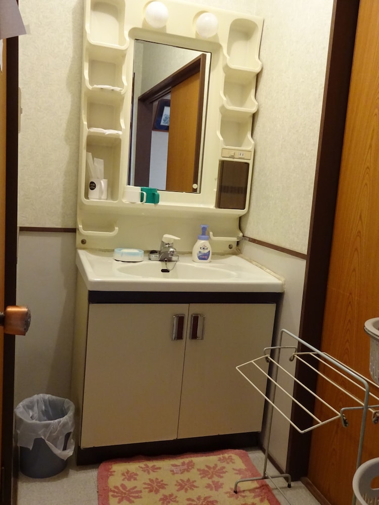 和室8畳 専用バスルーム バスルームのシンク1 | 今里旅館