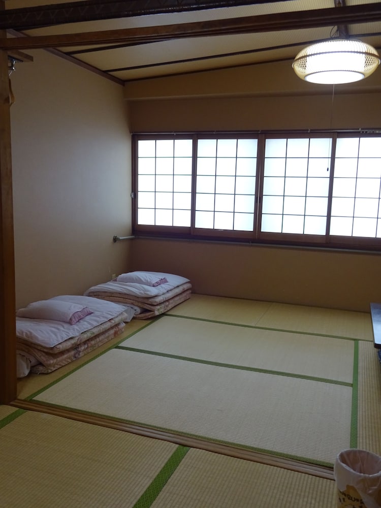 和室10畳 共用バスルーム 客室1 | 今里旅館