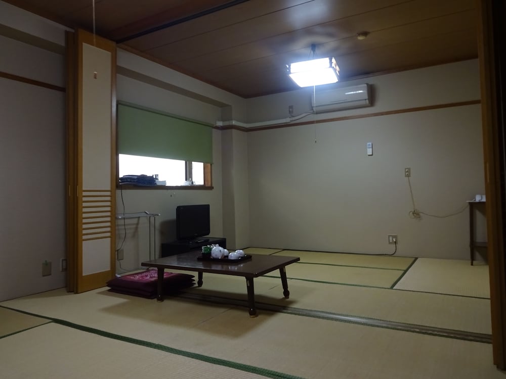 和室12畳 共用バスルーム | 今里旅館