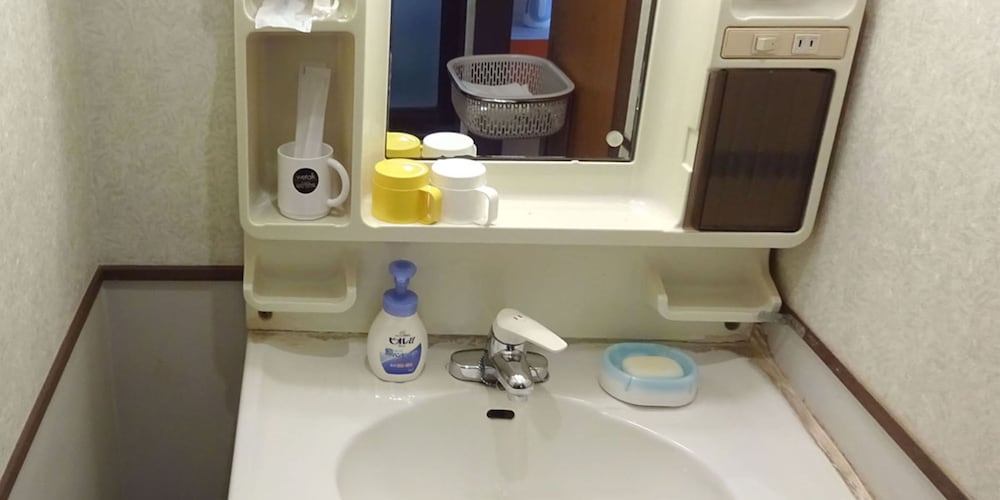 和室8畳 専用バスルーム バスルームのシンク3 | 今里旅館