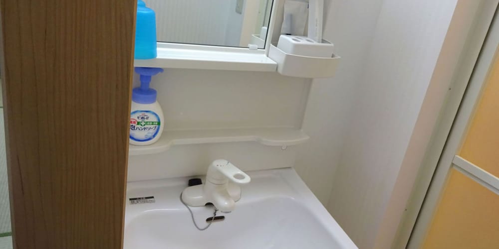 和室8畳 専用バスルーム バスルームのシンク2 | 今里旅館