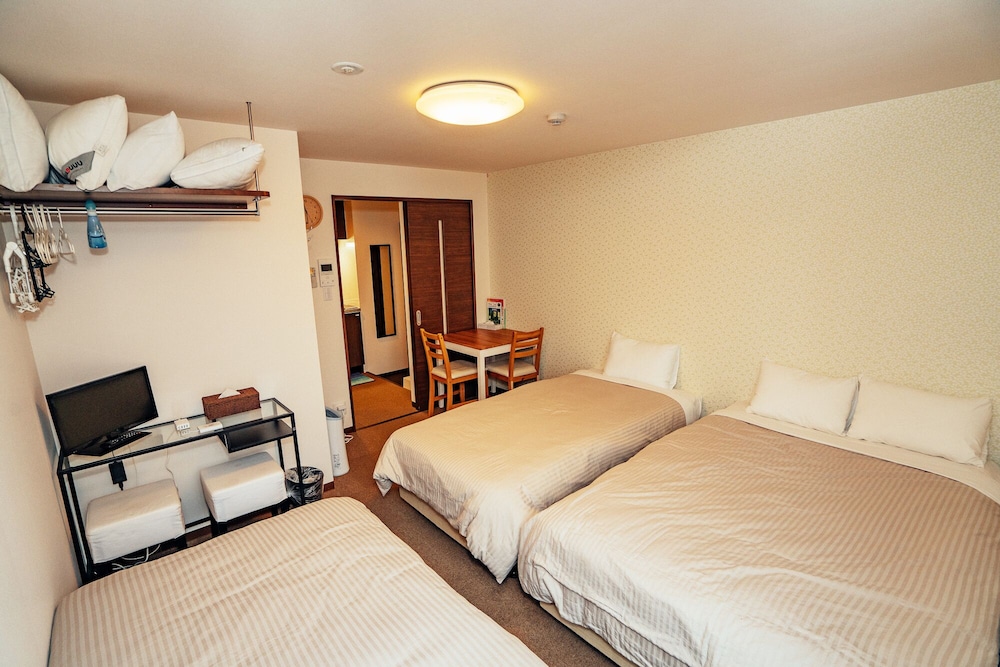 エコノミー 4 人部屋 ベッド (複数台) 禁煙 キッチン 客室内のダイニングエリア0 | ベンズ ゲストハウス京都