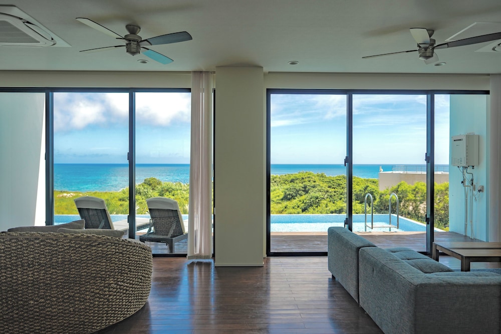 side.B sora プライベートプール付きルーム リビング エリア1 | ソラニワホテルアンドカフェ