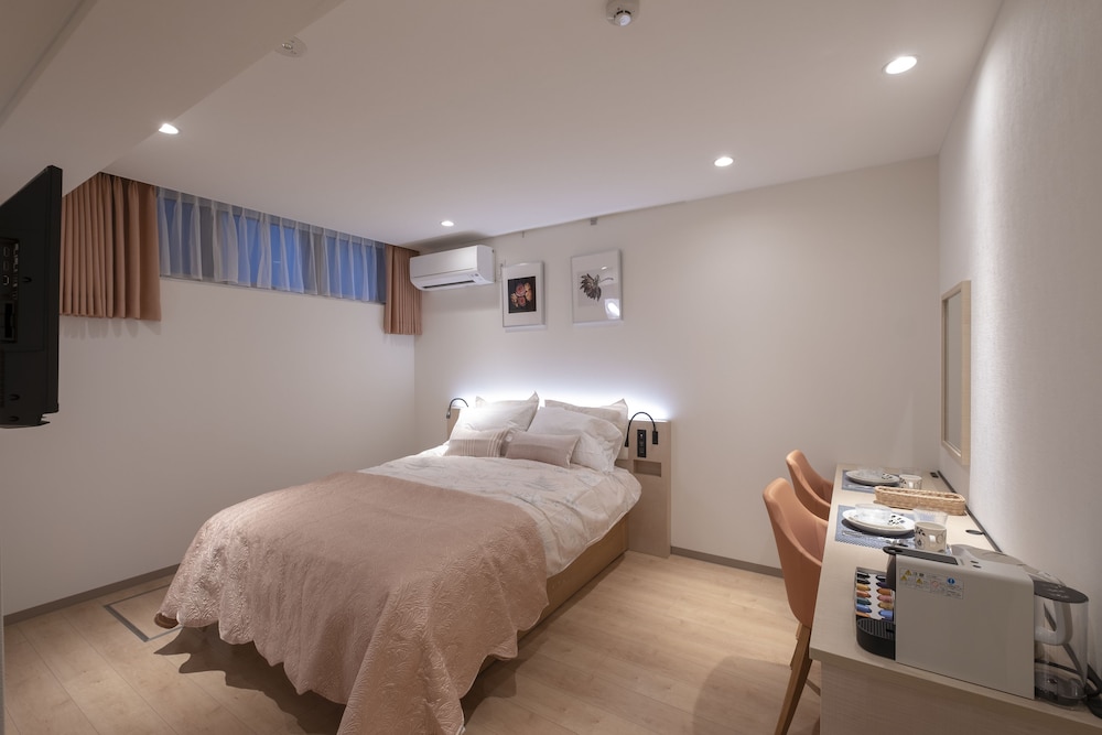 エコノミー アパートメント ダブルベッド 1台 禁煙, E号室, 半地下(窓あり) | STUDIO INN 西新宿