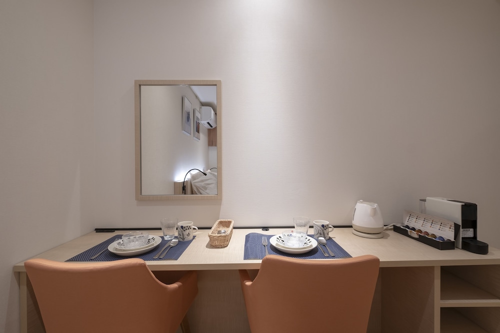 エコノミー アパートメント ダブルベッド 1台 禁煙, E号室, 半地下(窓あり) 客室内のダイニングエリア0 | STUDIO INN 西新宿
