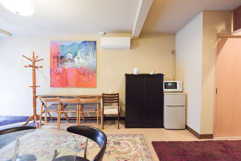 貸切一軒家 (最大9名) リビング エリア2 | 代々木 ハウス