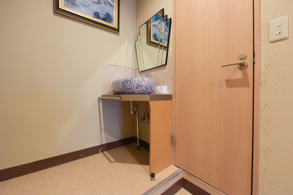 貸切一軒家 (最大9名) バスルームのシンク1 | 代々木 ハウス