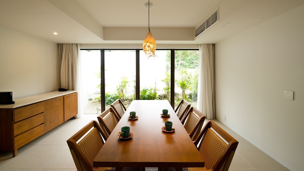 リスケープ スイート ヴィラ 禁煙 客室内のダイニングエリア2 | ザ リスケープ