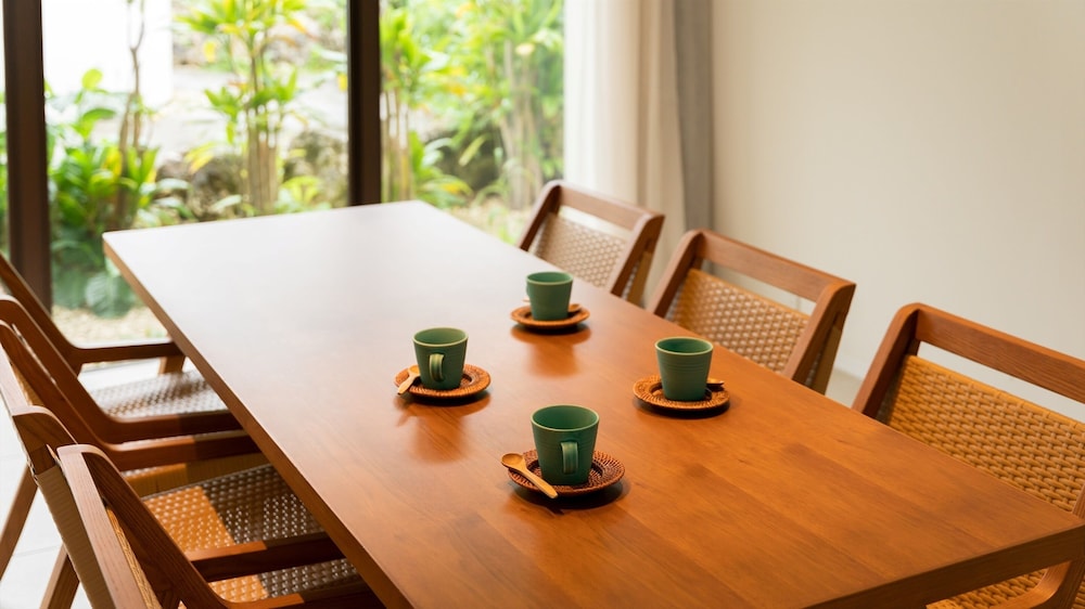 リスケープ スイート ヴィラ 禁煙 客室内のダイニングエリア1 | ザ リスケープ