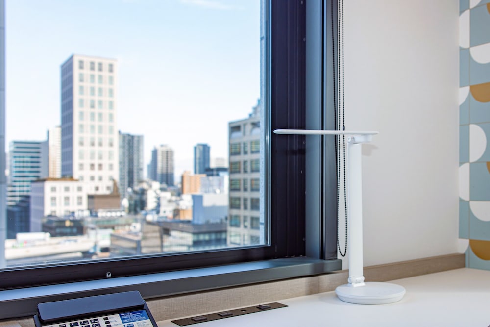 ルーム キングベッド 1 台 コーナー (Free Breakfast) シティ ビュー1 | ホリデイ・インエクスプレス大阪シティセンター御堂筋 by IHG