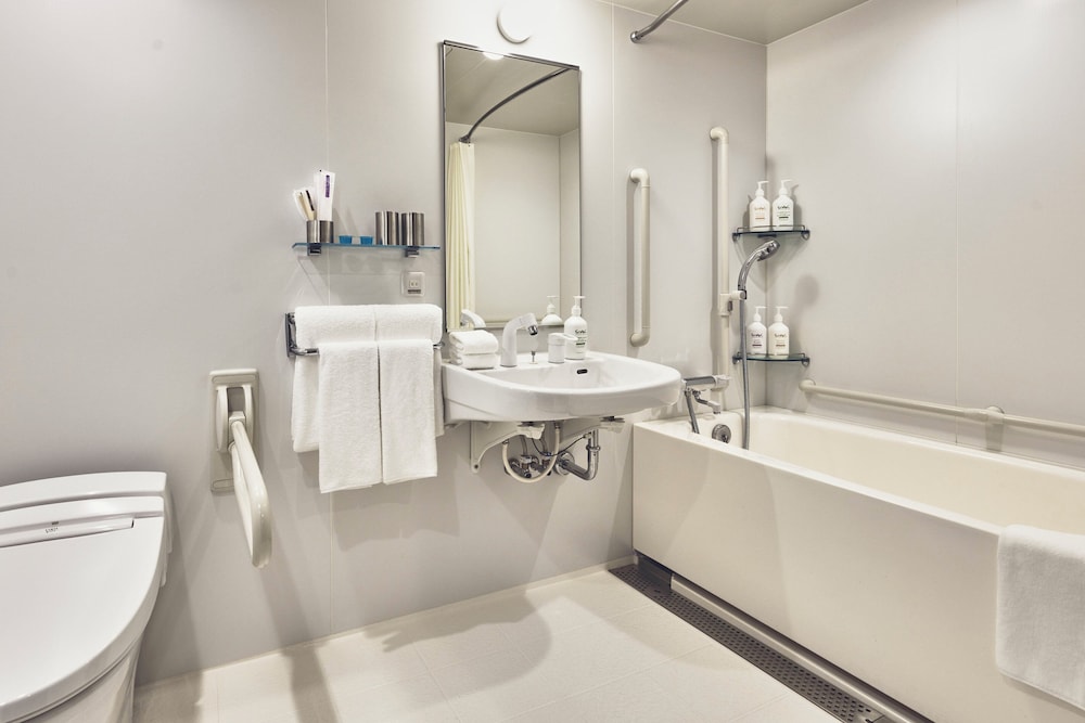 ルーム シングルベッド 2 台 バリアフリー (Free Breakfast) バスルーム0 | ホリデイ・イン エクスプレス大阪シティセンター御堂筋 by IHG