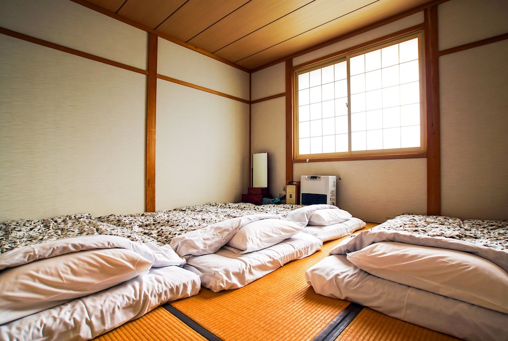 和室4人部屋 禁煙 客室の設備とサービス1 | ペンションあんとる・ど・めえる