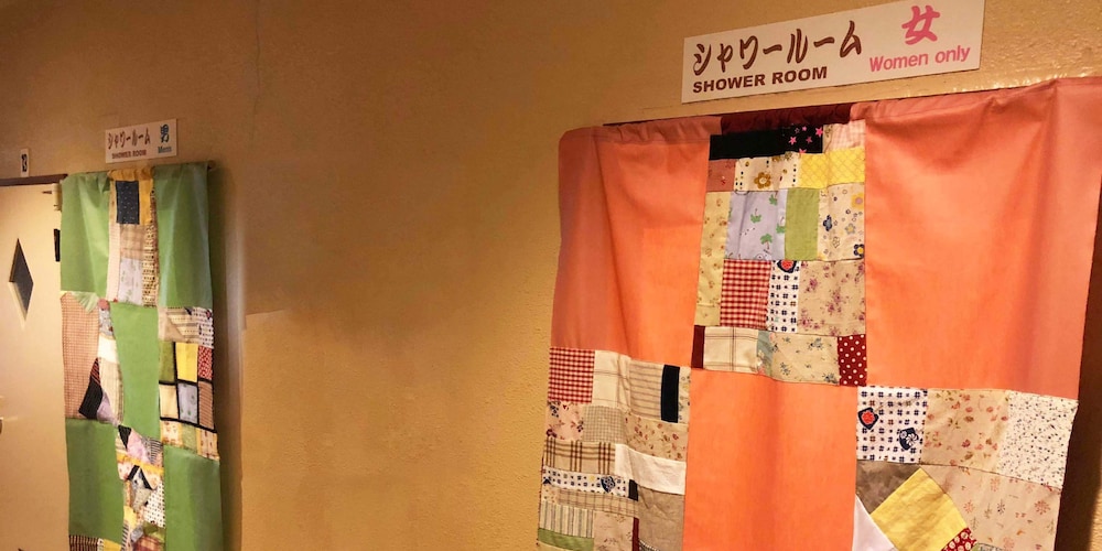 ツインルーム 共用バスルーム3 | ゲストハウス小樽 和の風