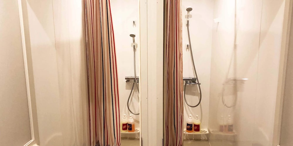 ツインルーム 共用バスルーム1 | ゲストハウス小樽 和の風