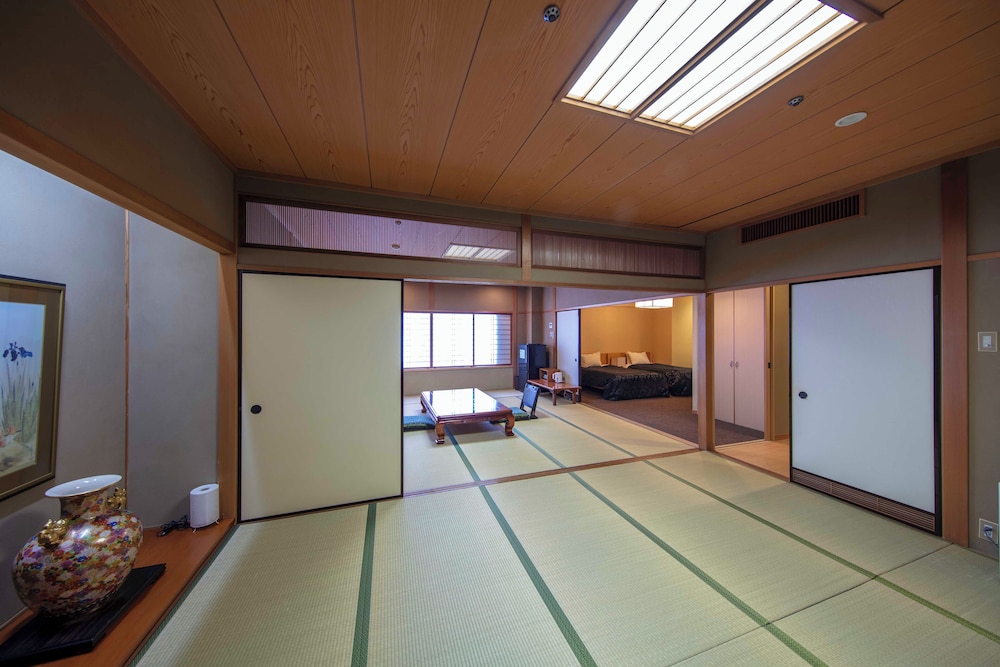 特別和洋室 禁煙 和室2室と洋室ツインベッドルーム1室 | 倉敷由加温泉ホテル 山桃花