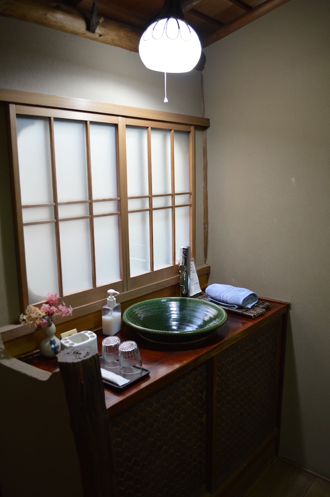 和室 スタンダード 2人部屋 共用バスルーム 禁煙 バスルームのシンク0 | 宿や 萬治郎