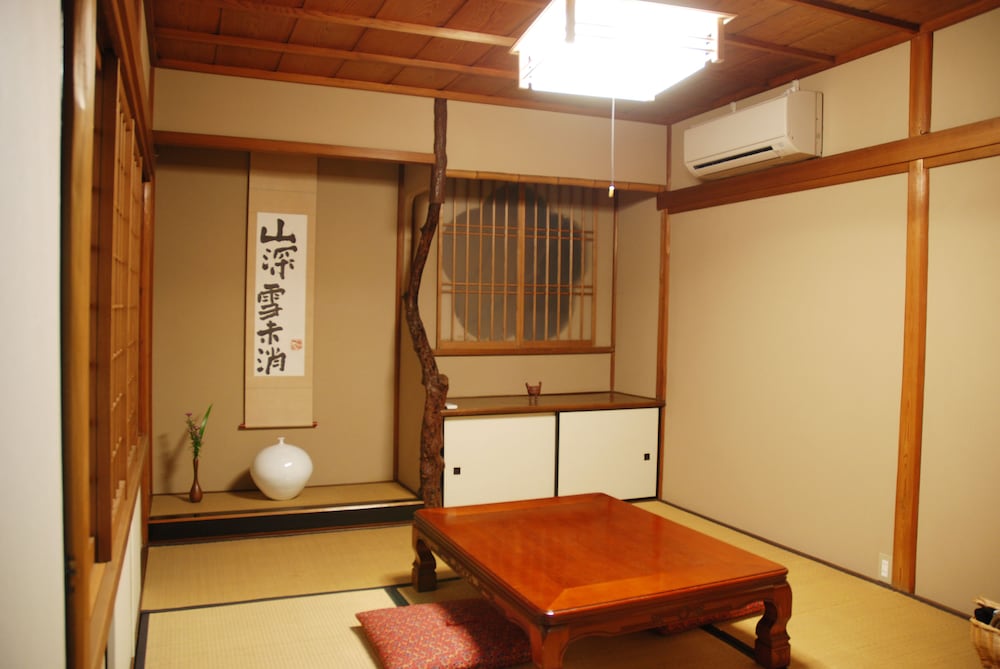 和室 スタンダード 2人部屋 共用バスルーム 禁煙 客室1 | 宿や 萬治郎