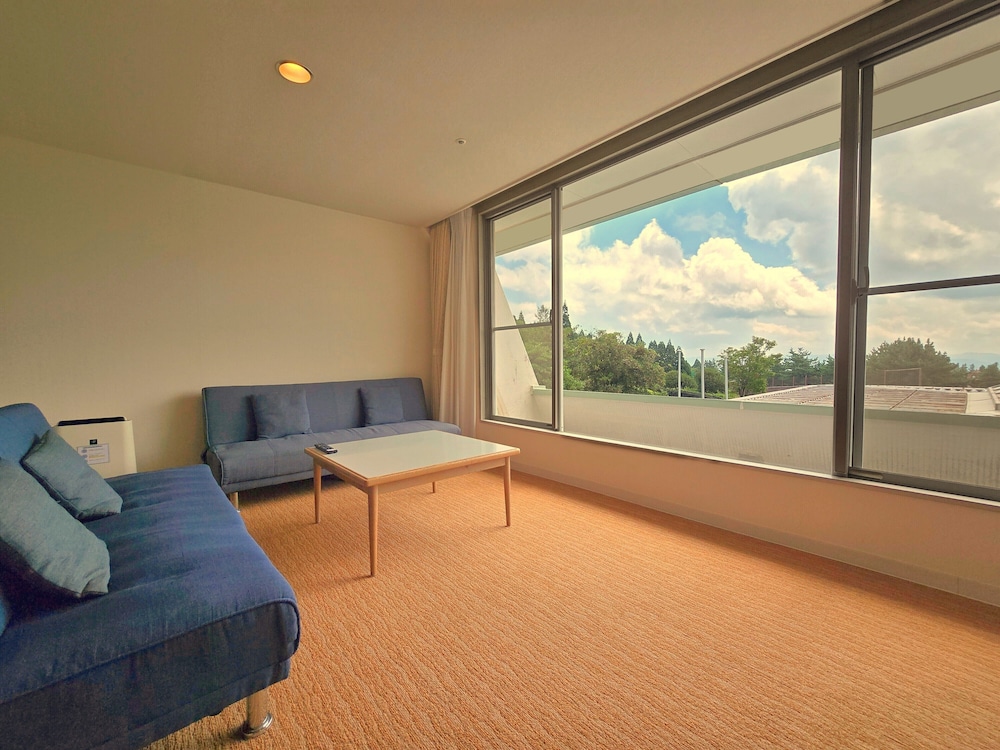 [禁煙] 和洋室 (2階) : 8畳+洋室 客室2 | 城島高原ホテル