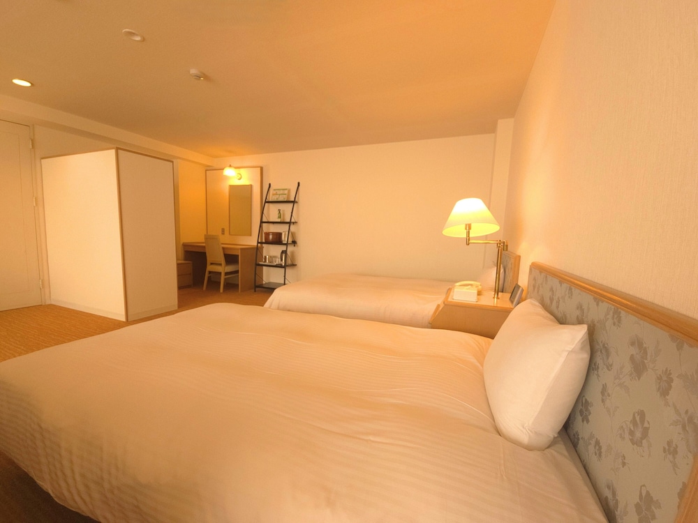 [禁煙] 和洋室 (2階) : 8畳+洋室 客室4 | 城島高原ホテル