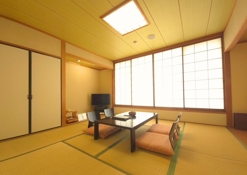 [禁煙] 和洋室 (2階) : 8畳+洋室 客室1 | 城島高原ホテル