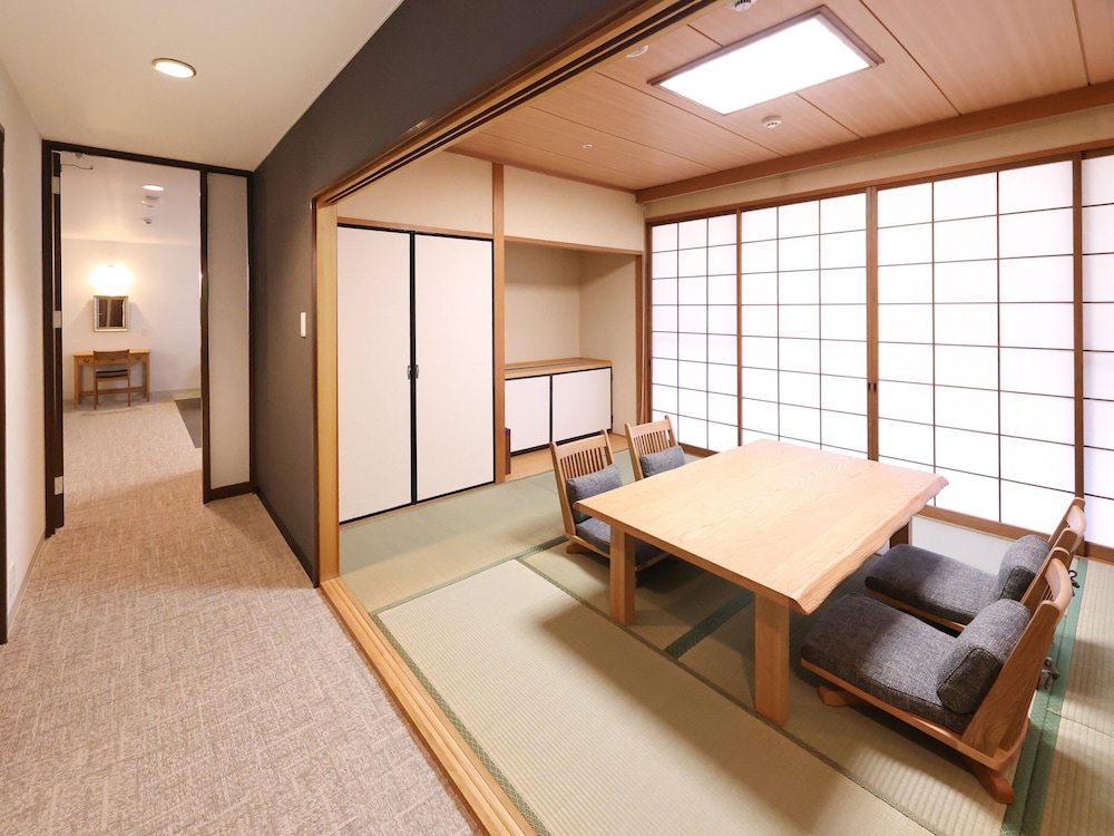 [禁煙] ジュニアスイート和洋室 (4階グランデフロア) : 85平米 客室2 | 城島高原ホテル