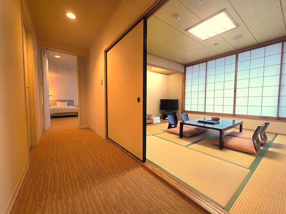 [禁煙] 和洋室 (2階) : 8畳+洋室 | 城島高原ホテル