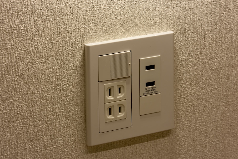 スタンダード ツインルーム シングルベッド 2 台 共用バスルーム 客室の設備とサービス0 | plat hostel keikyu minowa forest