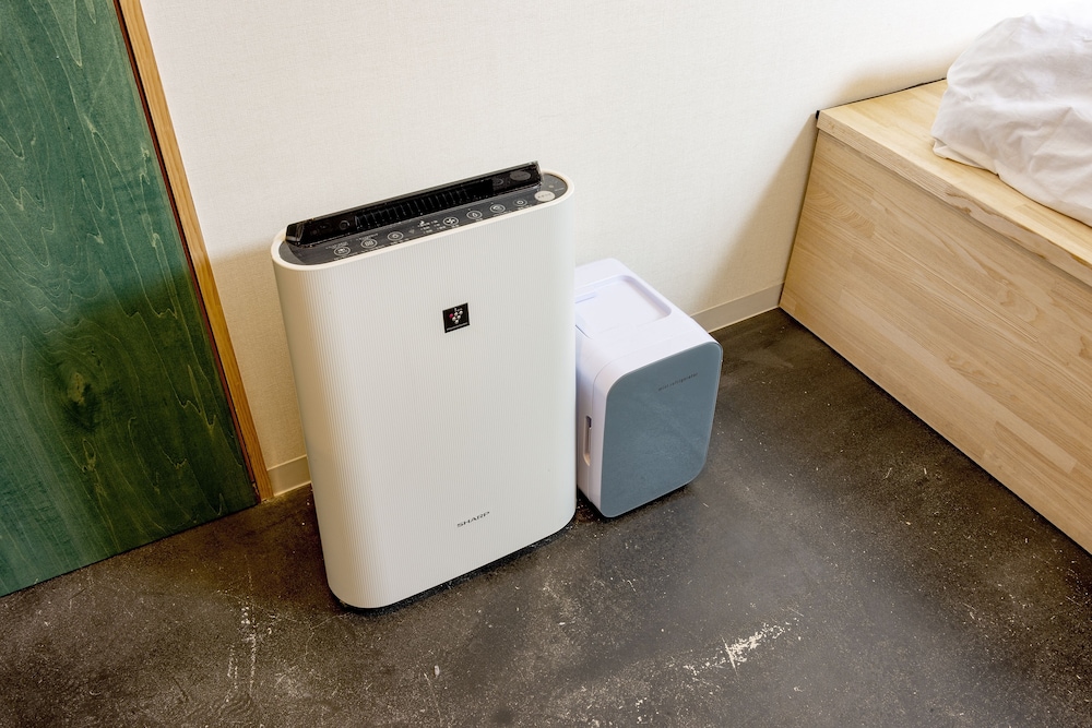 スタンダード ツインルーム シングルベッド 2 台 共用バスルーム 客室の設備とサービス1 | plat hostel keikyu minowa forest