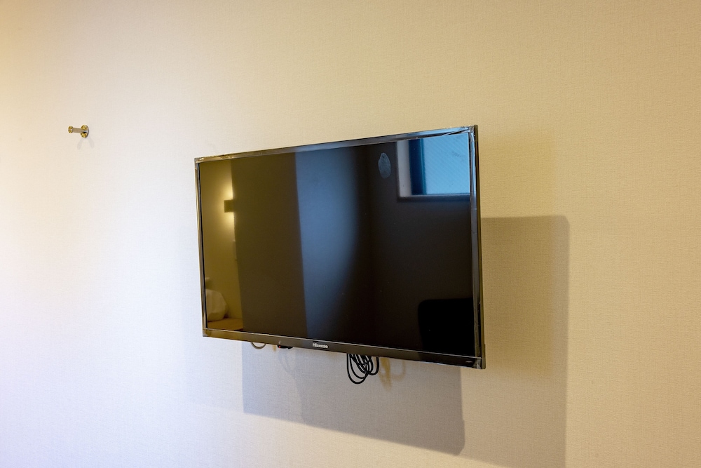 スーペリア ツインルーム シングルベッド 2 台 共用バスルーム テレビ0 | plat hostel keikyu minowa forest