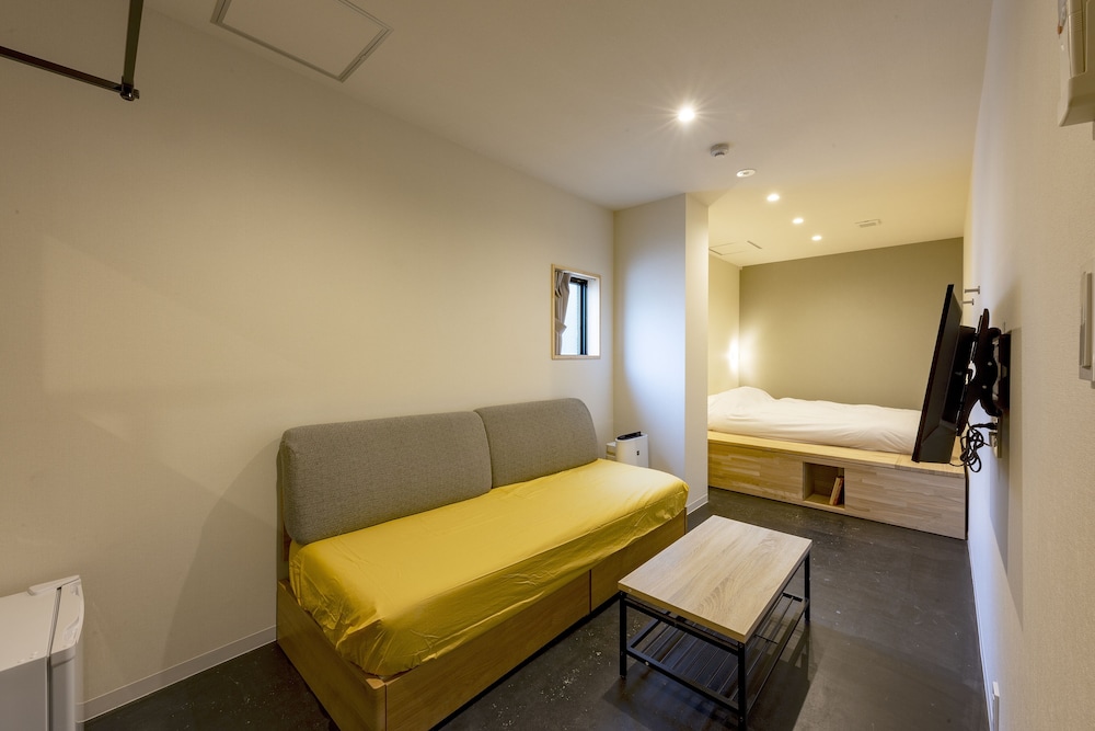 ダブルベッド1台&エキストラベッド(ソファベッドシングルサイズ1台), 共用バスルーム 客室4 | plat hostel keikyu minowa forest