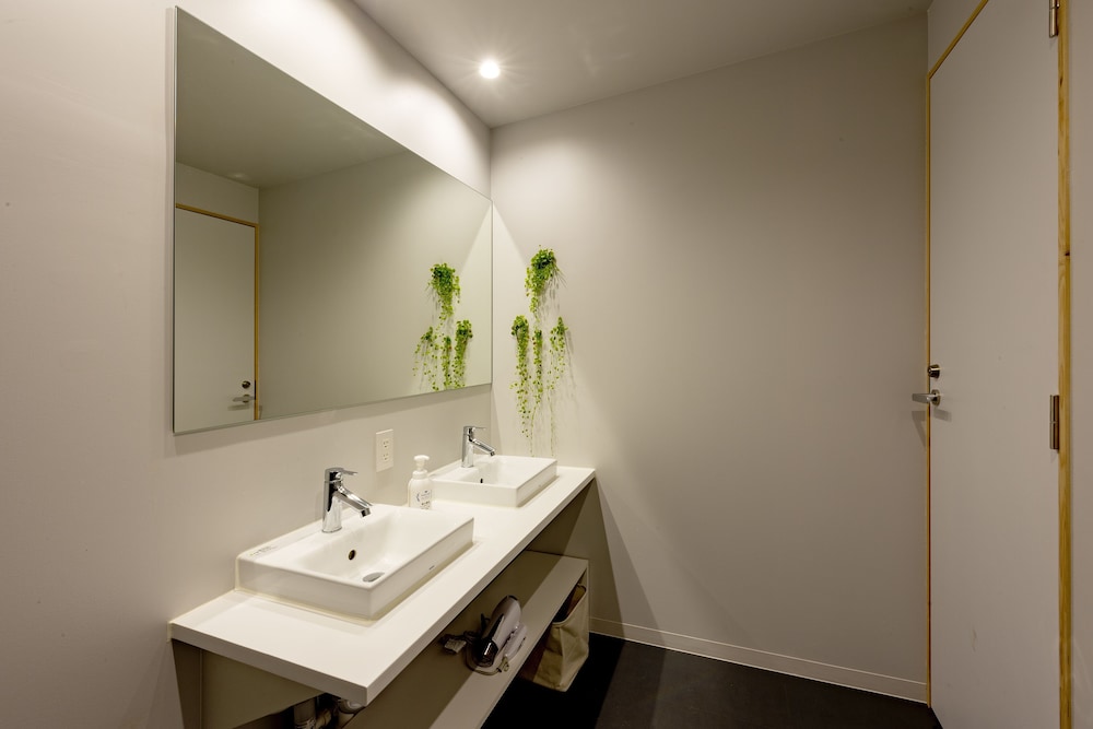 スタンダード ツインルーム シングルベッド 2 台 共用バスルーム バスルームのシンク0 | plat hostel keikyu minowa forest
