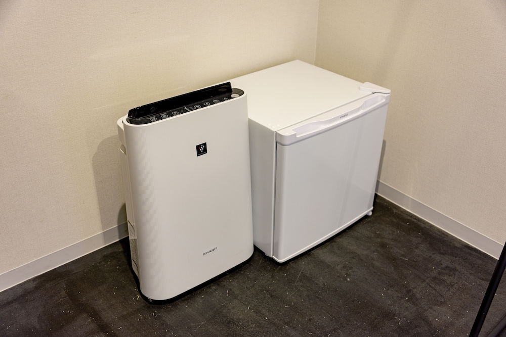 ダブルベッド1台&エキストラベッド(ソファベッドシングルサイズ1台), 共用バスルーム 客室の設備とサービス3 | plat hostel keikyu minowa forest