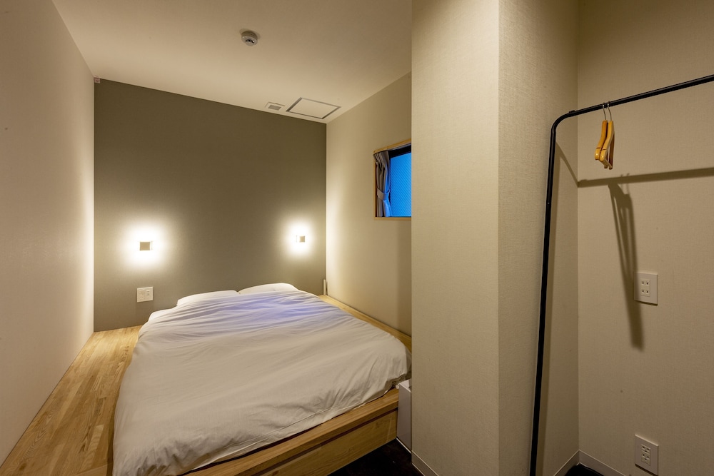 スタンダード ダブルルーム ダブルベッド 1 台 共用バスルーム 客室1 | plat hostel keikyu minowa forest