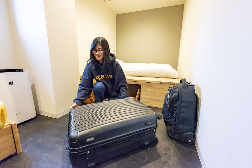 ダブルベッド1台&エキストラベッド(ソファベッドシングルサイズ1台), 共用バスルーム 客室5 | plat hostel keikyu minowa forest