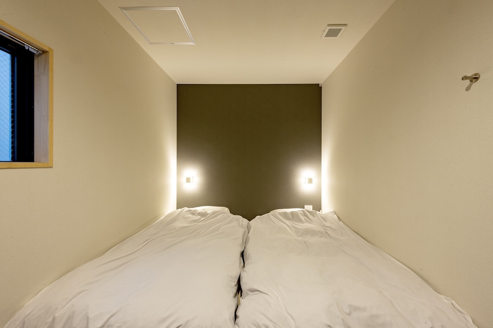 スタンダード ツインルーム シングルベッド 2 台 共用バスルーム 客室1 | plat hostel keikyu minowa forest