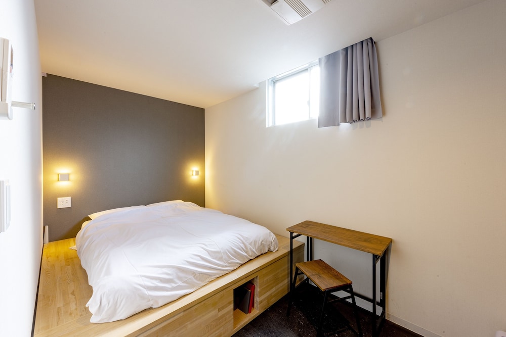 スーペリア ダブルルーム 共用バスルーム | plat hostel keikyu minowa forest