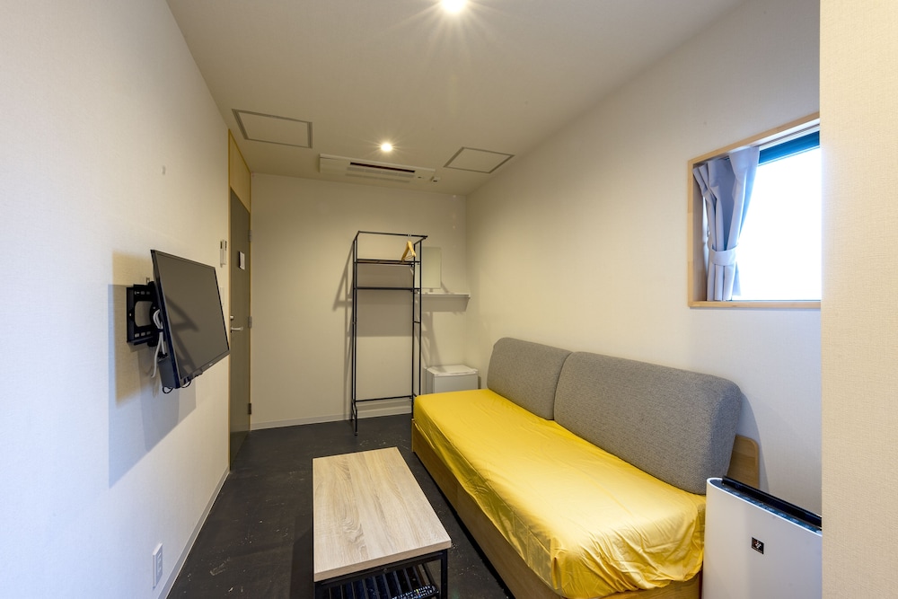 ダブルベッド1台&エキストラベッド(ソファベッドシングルサイズ1台), 共用バスルーム 客室1 | plat hostel keikyu minowa forest