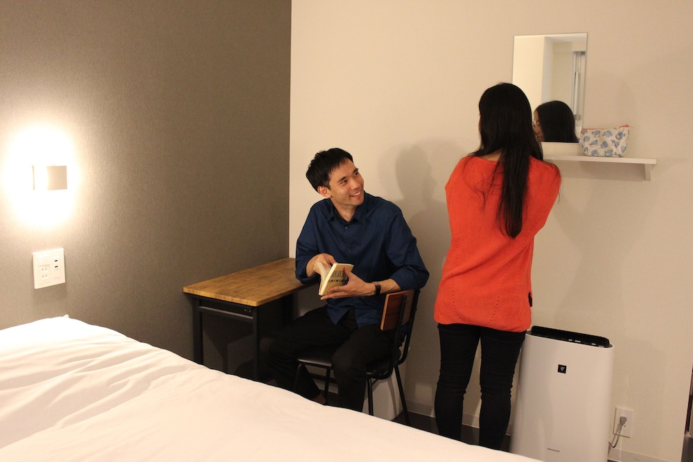 スタンダード ツインルーム シングルベッド 2 台 共用バスルーム 客室2 | plat hostel keikyu minowa forest