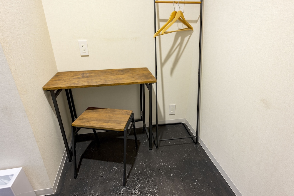 スタンダード ツインルーム シングルベッド 2 台 共用バスルーム 客室の設備とサービス2 | plat hostel keikyu minowa forest